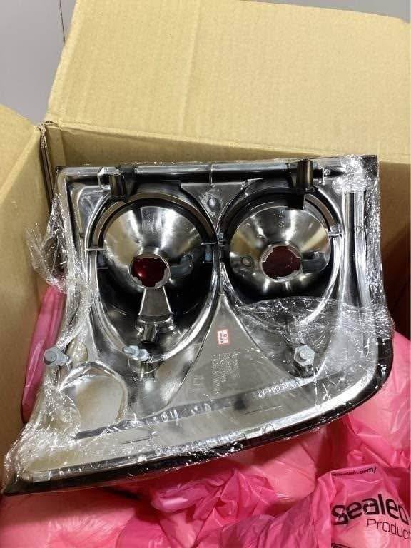 2002-2005 Ford Explorer tail light